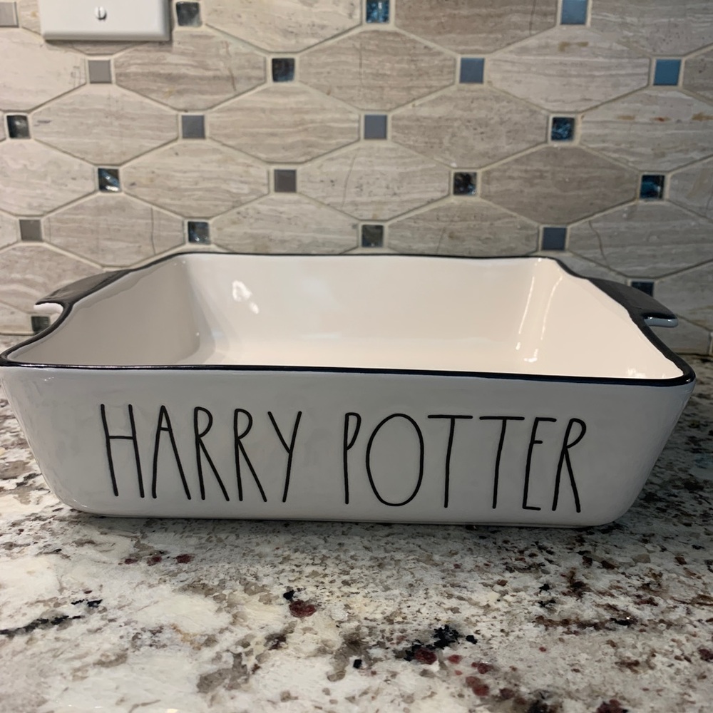 Rae Dunn HP Cake Pan/Baking Dish